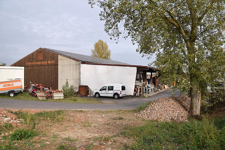 Derzeit dient die private Halle für das anvisierte 'Game'-Straßensportprojekt noch als Lager für Baumaterialien.
