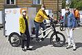 Carolina Trautner mit Ramona Lell und Luise Smolik von der Tafel Ham-melburg zeigen das neue elektrische Lastenrad. Foto: Jörg Weber       -  Carolina Trautner mit Ramona Lell und Luise Smolik von der Tafel Ham-melburg zeigen das neue elektrische Lastenrad. Foto: Jörg Weber