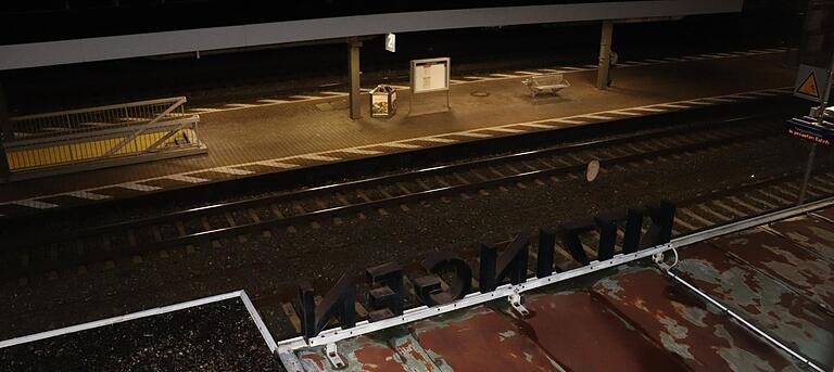 Von den Wohnungen im Obergeschoss hat man einen Panoramablick auf den Bahnsteig. Von den Wohnungen im Obergeschoss hat man einen Panoramablick auf den Bahnsteig.
