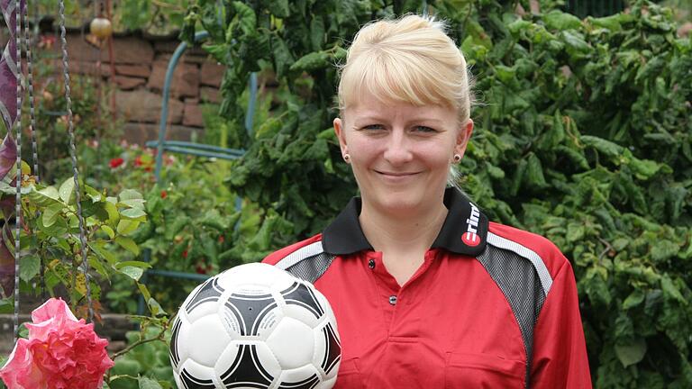 Simone Weyerich war die erste Bezirksliga-Schiedsrichterin in Unterfranken. Auch darüber hinaus hat sie Mädchen und Frauen den Weg in die Schiedsrichterei geebnet (Archivbild). Simone Weyerich war die erste Bezirksliga-Schiedsrichterin in Unterfranken. Auch darüber hinaus hat sie Mädchen und Frauen den Weg in die Schiedsrichterei geebnet (Archivbild).