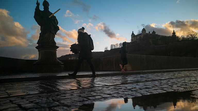 Die Sonne verabschiedet sich in Unterfranken - wie hier in Würzburg. Es wird im Lauf der Woche regnerisch und spätwinterlich kalt. Die Sonne verabschiedet sich in Unterfranken - wie hier in Würzburg. Es wird im Lauf der Woche regnerisch und spätwinterlich kalt.