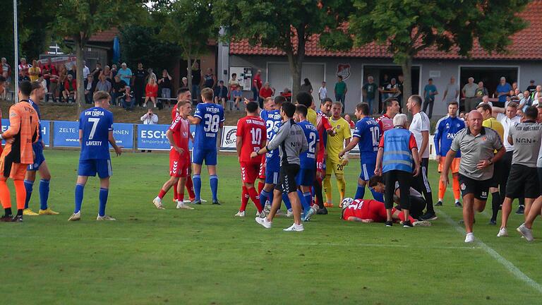 Nach dem bösen Foulspiel am Aubstädter Jens Trunk (verletzt am Boden) kochten die Emotionen im Unterfranken-Derby zwischen dem TSV Aubstadt und Viktoria Aschaffenburg hoch.