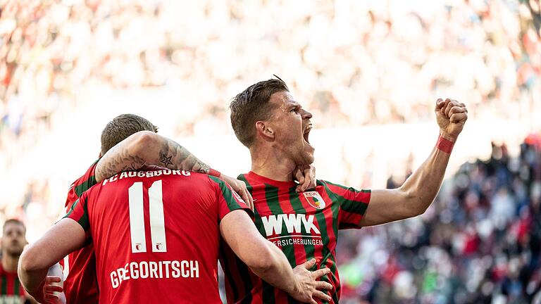 FC Augsburg - 1. FC Union Berlin - Florian Niederlechner (r) jubelt mit Torschütze Michael Gregoritsch (l) von Augsburg über das 1:0. FC Augsburg - 1. FC Union Berlin - Florian Niederlechner (r) jubelt mit Torschütze Michael Gregoritsch (l) von Augsburg über das 1:0.