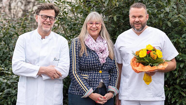 Vorständin Regina Steenbeek-Schacht und Ärztlicher Direktor Clemens Haberer (links) begrüßen ein neues Mitglied im Team der Haßberg-Kliniken: Dr. Matthias Liebl ist seit Mitte Februar neuer Chefarzt der Orthopädie und Unfallchirurgie.