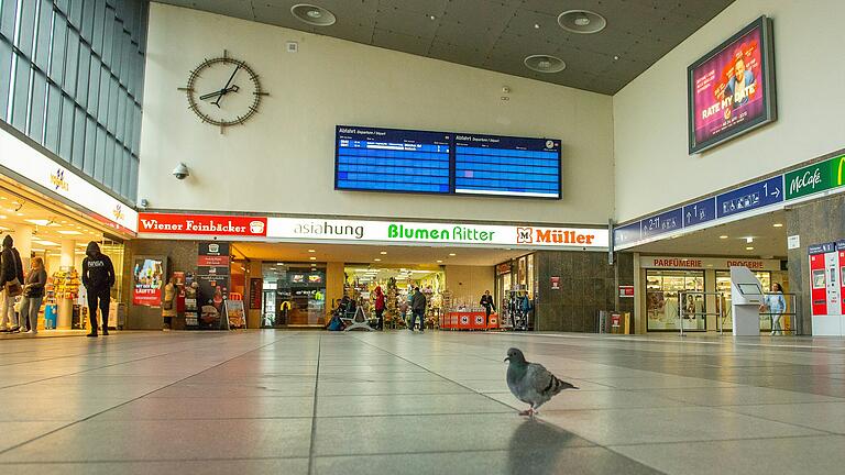 Der Würzburger Hauptbahnhof ist an Feiertagen ein zentraler Anlaufpunkt. Seine Geschäfte bleiben an allen Tagen des Jahres geöffnet. Der Würzburger Hauptbahnhof ist an Feiertagen ein zentraler Anlaufpunkt. Seine Geschäfte bleiben an allen Tagen des Jahres geöffnet.