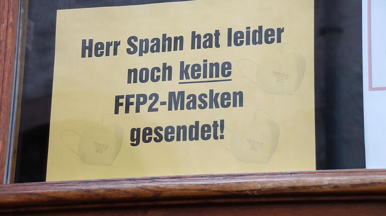 Schild in der Alten Apotheke in Gemünden zu FFP2-Masken.
