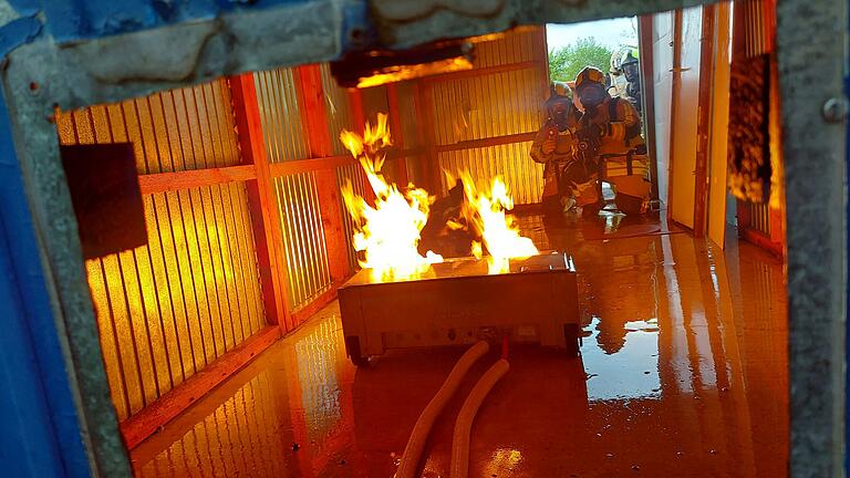 Flammen und Rauch in einem ausrangierten Container am Bauhof: Mit Firetrainer, Nebelmaschine und Wärmebildkamera konnten die Feuerwehrleute ein sehr realistisches Szenario trainieren.