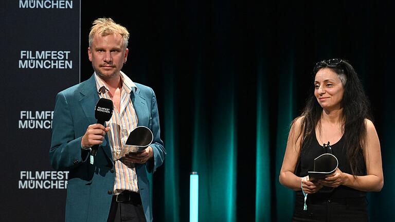 Filmfest München - Preisverleihung       -  Schauspieler Robert Stadlober steht mit seinem Publikumspreis für den Film &bdquo;Führer und Verführer&rdquo; neben der Regisseurin Yasemin Samdereli, die für den Film &bdquo;Samia&rdquo; bei der Preisverleihung im Rahmen des Filmfest München ausgezeichnet wurde.