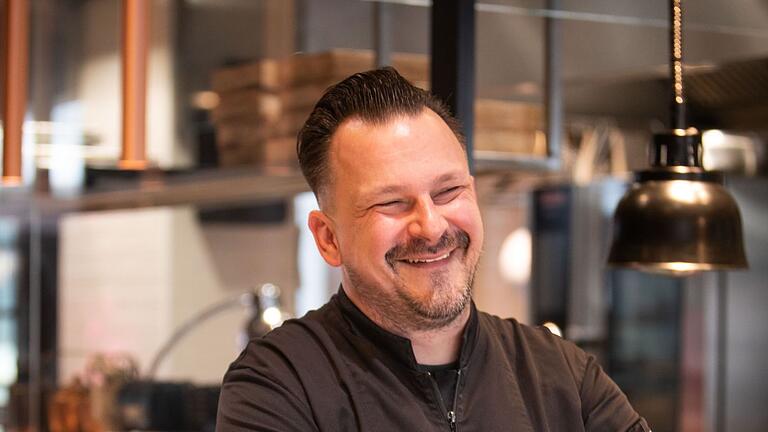 René Tepper - René Tepper ist kulinarischer Leiter im „The Dry Gin and Beef Club”. René Tepper - René Tepper ist kulinarischer Leiter im „The Dry Gin and Beef Club”.