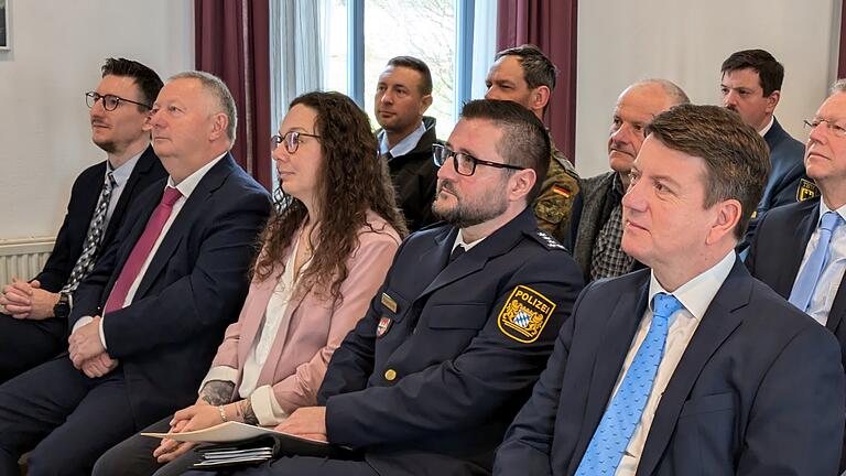Einführung des neuen Dienststellenleiters der Polizeiinspektion Bad Brückenau. Das Bild zeigt von links: Bad Brückenaus Bürgermeister Jan Marberg, Landrat Thomas Bold, Anja und Stefan Preisendörfer sowie Sandro Kirchner. - Einführung des neuen Dienststellenleiters der Polizeiinspektion Bad Brückenau. Das Bild zeigt von links: Bad Brückenaus Bürgermeister Jan Marberg, Landrat Thomas Bold, Anja und Stefan Preisendörfer sowie Sandro Kirchner. Einführung des neuen Dienststellenleiters der Polizeiinspektion Bad Brückenau. Das Bild zeigt von links: Bad Brückenaus Bürgermeister Jan Marberg, Landrat Thomas Bold, Anja und Stefan Preisendörfer sowie Sandro Kirchner. - Einführung des neuen Dienststellenleiters der Polizeiinspektion Bad Brückenau. Das Bild zeigt von links: Bad Brückenaus Bürgermeister Jan Marberg, Landrat Thomas Bold, Anja und Stefan Preisendörfer sowie Sandro Kirchner.