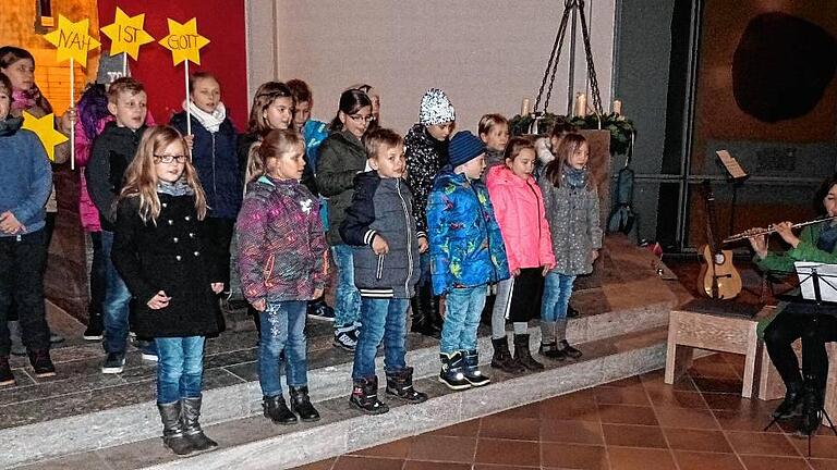 Der Kinderchor sang unter der Leitung von Birgit Gräb Advents- und Weihnachtslieder. Der Kinderchor sang unter der Leitung von Birgit Gräb Advents- und Weihnachtslieder.