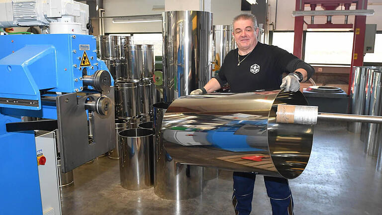 Gerhard Pöhnlein prägt an dieser Maschine 'Sicken' ins Edelstahlblech. Fotos: Ronald Rinklef - Gerhard Pöhnlein prägt an dieser Maschine 'Sicken' ins Edelstahlblech. Fotos: Ronald Rinklef Gerhard Pöhnlein prägt an dieser Maschine 'Sicken' ins Edelstahlblech. Fotos: Ronald Rinklef - Gerhard Pöhnlein prägt an dieser Maschine 'Sicken' ins Edelstahlblech. Fotos: Ronald Rinklef