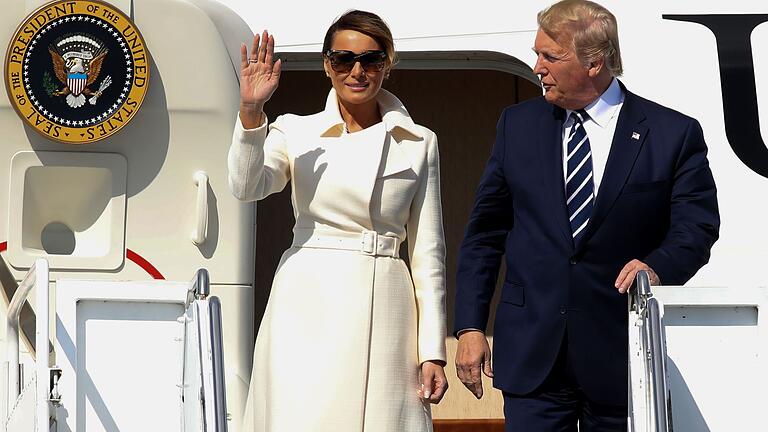 IRELAND-US-POLITICS-DIPLOMACY       -  US President Donald Trump (R) and First Lady Melania Trump (L) disembark Air Force One upon arrival at Shannon Airport in Shannon, County Clare, Ireland on June 5, 2019 after attending an event to commemorate the 75th anniversary of the D-Day landings wrapping up a UK State Visit. - US President Donald Trump and Queen Elizabeth II joined 300 veterans in paying tribute to their fallen comrades at a poignant ceremony on Wednesday marking the 75th anniversary of D-Day. Wrapping up a three-day State Visit to the UK Trump flew to Ireland where he is expected to hold a meeting with prime minister Leo Varadkar and visit his golf course near the village of Doonbeg. (Photo by PAUL FAITH / AFP)