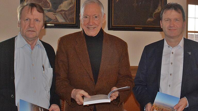 Im historischen Rathaussaal in Bad Königshofen wurde das neue Buch 'Das frühe Grabfeld des 8. Jahrhunderts' vorgestellt. Bürgermeister Thomas Helbling (rechts) nannte es ein wichtiges Zeugnis der Geschichte und dankte dem Autor, Oberstudiendirektor Manfred Firnkes (Mitte) für seine fünfjährige Nachforschungen. Kreisheimat- und Archivpfleger stellte besonders die akribische Arbeit von Manfred Firnkes heraus. Im historischen Rathaussaal in Bad Königshofen wurde das neue Buch 'Das frühe Grabfeld des 8. Jahrhunderts' vorgestellt. Bürgermeister Thomas Helbling (rechts) nannte es ein wichtiges Zeugnis der Geschichte und dankte dem Autor, Oberstudiendirektor Manfred Firnkes (Mitte) für seine fünfjährige Nachforschungen. Kreisheimat- und Archivpfleger stellte besonders die akribische Arbeit von Manfred Firnkes heraus.