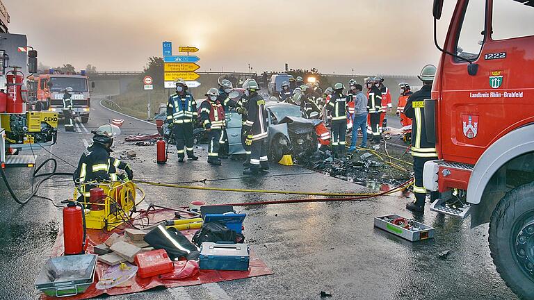 Rettungskräfte im Einsatz an der B 279 im Landkreis Rhön-Grabfeld. Rettungskräfte im Einsatz an der B 279 im Landkreis Rhön-Grabfeld.