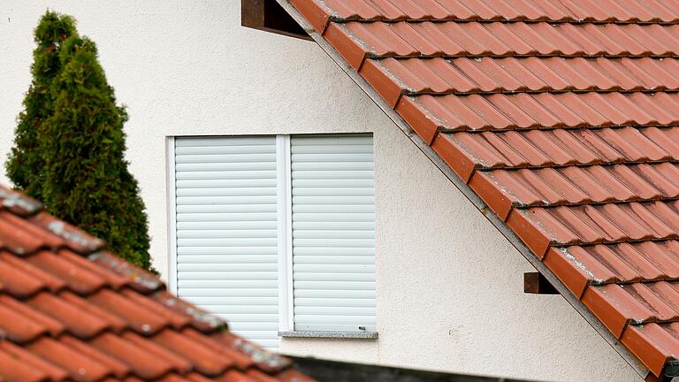 Die Rollläden an einem Fenster sind heruntergelassen. Ein mutmaßlicher Serientäter soll im baden-württembergischen Walldürn mindestens eine Frau mindestens mehrere Tage lang mit Hilfe seines Bruders festgehalten und vergewaltigt haben. Die Rollläden an einem Fenster sind heruntergelassen. Ein mutmaßlicher Serientäter soll im baden-württembergischen Walldürn mindestens eine Frau mindestens mehrere Tage lang mit Hilfe seines Bruders festgehalten und vergewaltigt haben. 