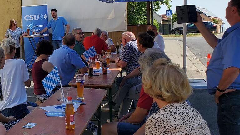 Politisch Interessierte und Parteimitglieder beim Weißwurstfrühstück des CSU-Ortsverbands Hausen mit Rosa Behon und Björn Jungbauer.