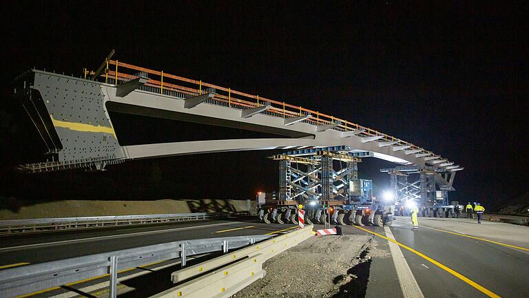In einer nächtlichen Aktion schwebte das Stahlgerüst der neuen Brücke über die Autobahn bei Hörblach ein. In einer nächtlichen Aktion schwebte das Stahlgerüst der neuen Brücke über die Autobahn bei Hörblach ein.