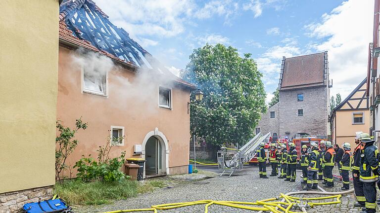 Im Ortskern von Frickenhausen hat am Sonntag ein Einfamilienhaus gebrannt. Ein Bewohner hat sich dabei leicht verletzt. Im Ortskern von Frickenhausen hat am Sonntag ein Einfamilienhaus gebrannt. Ein Bewohner hat sich dabei leicht verletzt. 