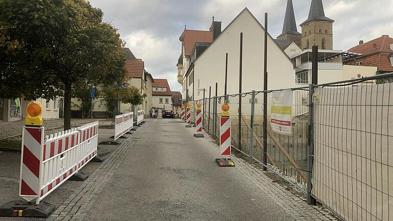 In der Breslauer Straße in Gerolzhofen hat der städtische Bauhof an der Kante zur Baugrube der geplanten Hotel-Tiefgarage jetzt Warnbaken mit Beleuchtung aufgestellt. Und die Parkplätze auf der linken Seite wurden gesperrt. In der Breslauer Straße in Gerolzhofen hat der städtische Bauhof an der Kante zur Baugrube der geplanten Hotel-Tiefgarage jetzt Warnbaken mit Beleuchtung aufgestellt. Und die Parkplätze auf der linken Seite wurden gesperrt.