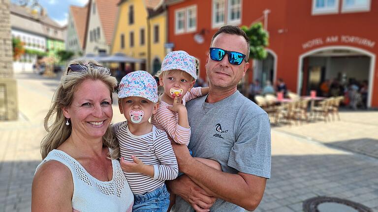 Sabrina und Michael Sachs mit ihren Töchtern Ella und Paula (2) Sabrina und Michael Sachs mit ihren Töchtern Ella und Paula (2)