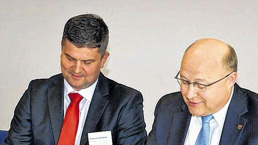 Vertragsunterzeichnung: Oberbürgermeister Udo Glatthaar und Andreas Schauer.