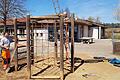 Pausenhof und Außenanlagen der Grundschule Burgpreppach werden derzeit auf Vordermann gebracht.