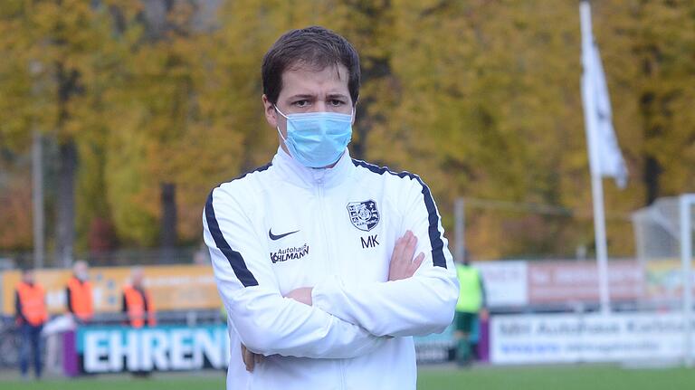 Würde, anders als hier im Oktober 2020 beim Heimspiel gegen Großbardorf, auch gerne wieder ohne Maske am Spielfeldrand stehen: Trainer Markus Köhler vom TSV Karlburg Würde, anders als hier im Oktober 2020 beim Heimspiel gegen Großbardorf, auch gerne wieder ohne Maske am Spielfeldrand stehen: Trainer Markus Köhler vom TSV Karlburg