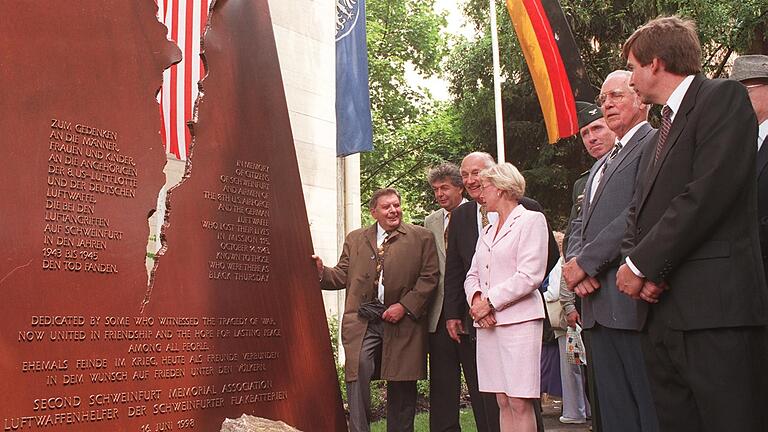 Bei der Enthüllung des Mahnmals für die Opfer des Bombenkrieges im Jahr 1998 (von links): der Künstler Hubert G. Neidhart, Peter Bauer von der Regierung von Unterfranken, Georg Schäfer, Oberbürgermeisterin Gudrun Grieser, Colonel Eric T. Olson von der US-Garnison, Bud Klint von der Second Schweinfurt Memorial Association und Generalkonsul George A. Glass. Bei der Enthüllung des Mahnmals für die Opfer des Bombenkrieges im Jahr 1998 (von links): der Künstler Hubert G. Neidhart, Peter Bauer von der Regierung von Unterfranken, Georg Schäfer, Oberbürgermeisterin Gudrun Grieser, Colonel Eric T. Olson von der US-Garnison, Bud Klint von der Second Schweinfurt Memorial Association und Generalkonsul George A. Glass.