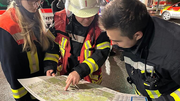 In die Vermisstensuche am Sonntagabend war auch die Feuerwehr Mellrichstadt gemeinsam mit der Bergwacht Rhön eingebunden. Auf einer Karte wurde das für die Drohne vorgesehene Einsatzgebiet eingegrenzt. In die Vermisstensuche am Sonntagabend war auch die Feuerwehr Mellrichstadt gemeinsam mit der Bergwacht Rhön eingebunden. Auf einer Karte wurde das für die Drohne vorgesehene Einsatzgebiet eingegrenzt.
