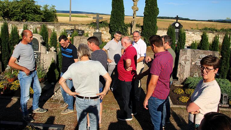 Vor ihrer Sitzung am Montag inspizierten die Mitglieder des Sulzheimer Gemeinderats den Friedhof am Ortsrand von Sulzheim. Dort sind die Wege nicht mehr schön und sollen kostengünstig erneuert werden. Vor ihrer Sitzung am Montag inspizierten die Mitglieder des Sulzheimer Gemeinderats den Friedhof am Ortsrand von Sulzheim. Dort sind die Wege nicht mehr schön und sollen kostengünstig erneuert werden.