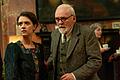 Kinostarts - &bdquo;Freud - Jenseits des Glaubens&rdquo;       -  Anthony Hopkins übernahm die Rolle des Sigmund Freud. Liv Lisa Fries (l.) spielt Tochter Anna.