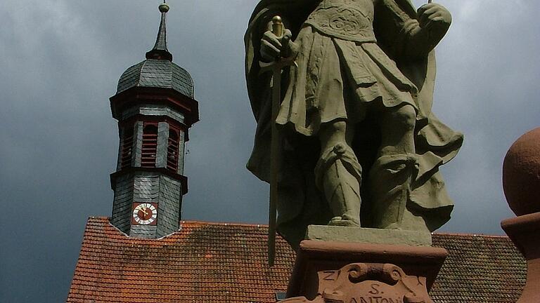 Der Heilige Antoninus grüßt am Eingang die Besucher. Der Heilige Antoninus grüßt am Eingang die Besucher.