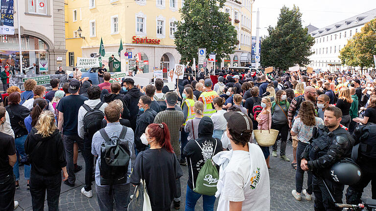 Teils lautstark protestierten Demonstrationsteilnehmende gegen eine Wahlveranstaltung der rechtsextremen Partei 'Der Dritte Weg'. Teils lautstark protestierten Demonstrationsteilnehmende gegen eine Wahlveranstaltung der rechtsextremen Partei 'Der Dritte Weg'. 
