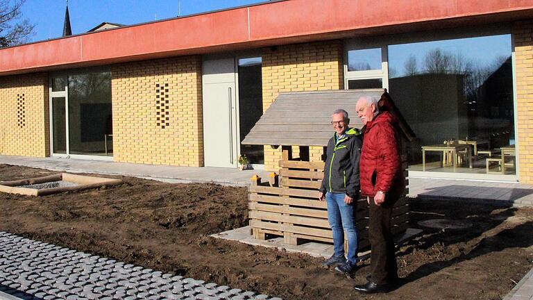 Über die Fertigstellung des neuen Kindergartenanbaus in Frankenwinheim freuten sich bei einem Ortstermin Bürgermeister Herbert Fröhlich (links) und sein Stellvertreter Otto Kunzmann. Im Frühling sollen die Arbeiten an den Außenanlagen beginnen. Über die Fertigstellung des neuen Kindergartenanbaus in Frankenwinheim freuten sich bei einem Ortstermin Bürgermeister Herbert Fröhlich (links) und sein Stellvertreter Otto Kunzmann. Im Frühling sollen die Arbeiten an den Außenanlagen beginnen.