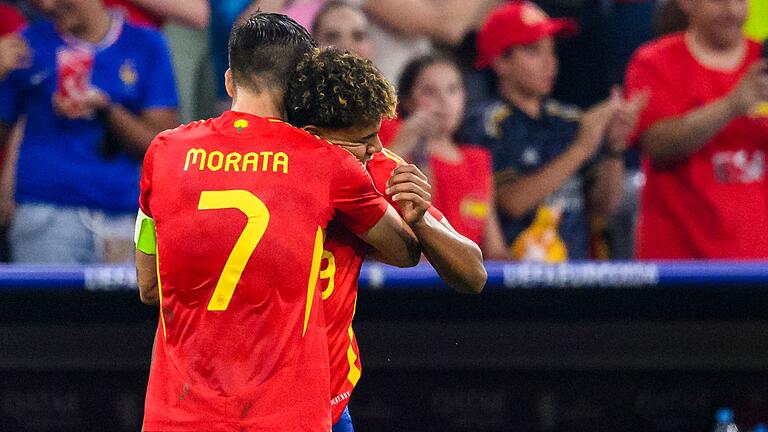 Euro 2024: Spanien - Frankreich       -  Spaniens Lamine Yamal (r) freut sich nach seinem Tor zum 1:1-Ausgleich gegen Frankreich mit Alvaro Morata.