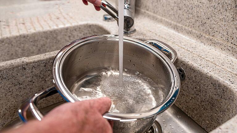 Wasser wird teurer: In der letzten Januarwoche werden die Bescheide mit den neuen Abschlagszahlungen an die Bürger in Mellrichstadt und den Stadtteilen verschickt. Wasser wird teurer: In der letzten Januarwoche werden die Bescheide mit den neuen Abschlagszahlungen an die Bürger in Mellrichstadt und den Stadtteilen verschickt.