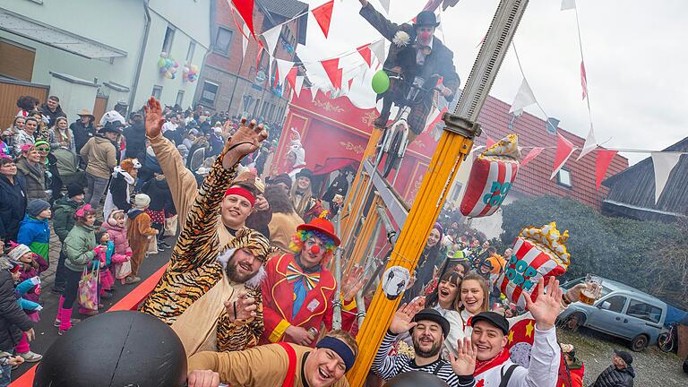 Beim Faschingsumzug in Heustreu gab es 2025 erstmals einen neuen Abholpunkt, der sich nach Polizeiangaben bewährt hat. Beim Faschingsumzug in Heustreu gab es 2025 erstmals einen neuen Abholpunkt, der sich nach Polizeiangaben bewährt hat.