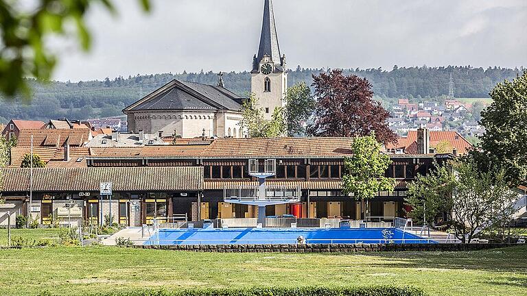 Umbau des bestehenden Freibades zum Kombi-Bad? Ein Planungsbüro sieht nach der Schließung des Zeiler Hallenbades in Eltmann den besten Ersatz-Standort. Umbau des bestehenden Freibades zum Kombi-Bad? Ein Planungsbüro sieht nach der Schließung des Zeiler Hallenbades in Eltmann den besten Ersatz-Standort.