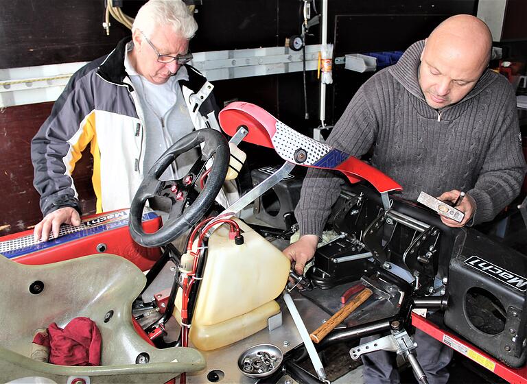 Noch vor Corona haben Michael Frei (re.) und Konrad Haub vom MSVG Gerolzhofen an den Karts getüftelt und repariert. Wann die Karts wieder fahren dürfen, steht in den Sternen. Noch vor Corona haben Michael Frei (re.) und Konrad Haub vom MSVG Gerolzhofen an den Karts getüftelt und repariert. Wann die Karts wieder fahren dürfen, steht in den Sternen.