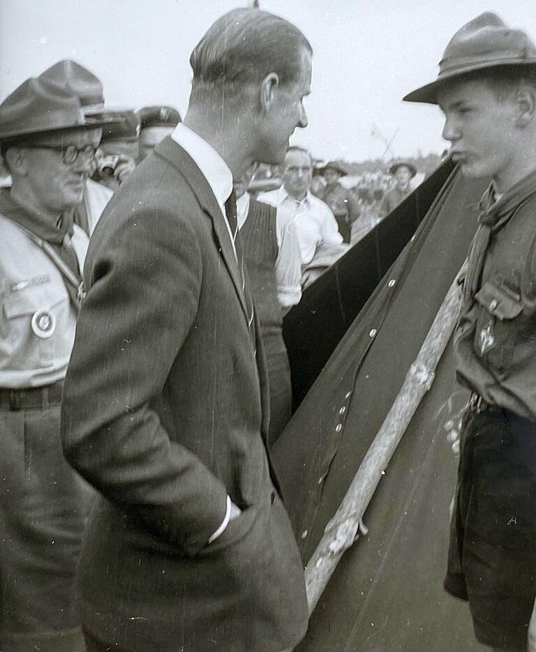 Prinz Philipp im Gespräch mit einem der Würzburger Pfadfinder. Prinz Philipp im Gespräch mit einem der Würzburger Pfadfinder.