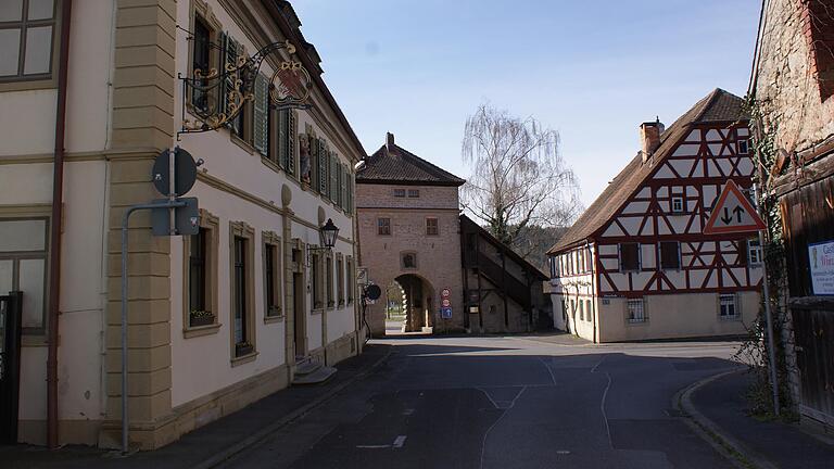 Ab sofort ist in Sommerach eine neue Gestaltungssatzung gültig. Gerade im Bereich Photovoltaik-Anlagen ergeben sich neue Möglichkeiten für die Bewohnerinnen und Bewohner des Altorts. Ab sofort ist in Sommerach eine neue Gestaltungssatzung gültig. Gerade im Bereich Photovoltaik-Anlagen ergeben sich neue Möglichkeiten für die Bewohnerinnen und Bewohner des Altorts.