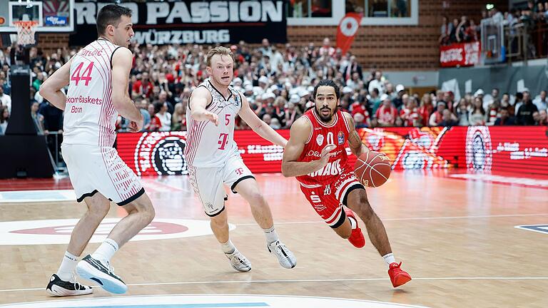 Es gab kein Halten mehr: Otis Livingston (am Ball) setzt sich gegen die Bonner Benedikt Turudic (links) und Harald Frey durch. Der US-Amerikaner war mit 21 Punkten erneut Topscorer der Partie. Es gab kein Halten mehr: Otis Livingston (am Ball) setzt sich gegen die Bonner Benedikt Turudic (links) und Harald Frey durch. Der US-Amerikaner war mit 21 Punkten erneut Topscorer der Partie.