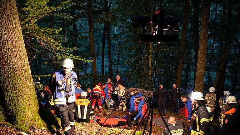 Einsatz in unwegsamem Gelände: Feuerwehr, Rettungsdienst und Bergwacht kümmern sich um einen Quad-Fahrer, der am Sonntag nahe Königsberg im Wald verunglückt war. Einsatz in unwegsamem Gelände: Feuerwehr, Rettungsdienst und Bergwacht kümmern sich um einen Quad-Fahrer, der am Sonntag nahe Königsberg im Wald verunglückt war. 