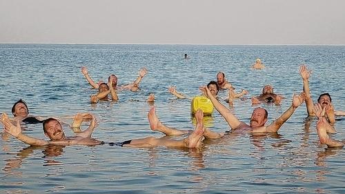 Stammtisch Poppenroth - Der Poppenröther Stammtisch geht nicht unter, vor allem nicht im salzhaltigen Wasser des Toten Meeres. Stammtisch Poppenroth - Der Poppenröther Stammtisch geht nicht unter, vor allem nicht im salzhaltigen Wasser des Toten Meeres.