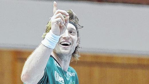 Im Trikot der DJK Rimpar Wölfe wird man ihn nicht mehr oft sehen: Daniel Sauer beendet nach 25 Jahren als Handballer zum Saisonende seine Karriere. Im Trikot der DJK Rimpar Wölfe wird man ihn nicht mehr oft sehen: Daniel Sauer beendet nach 25 Jahren als Handballer zum Saisonende seine Karriere.