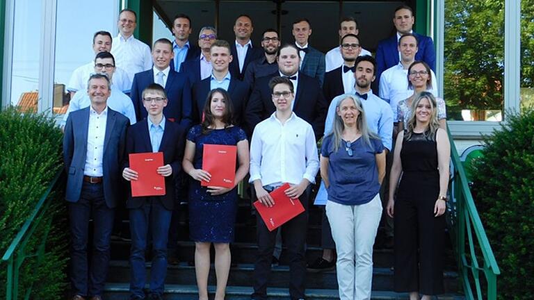 Alle Schüler des Abiturjahrgangs haben die letzte Hürde geschafft und konnten ihr Zeugnis in Empfang nehmen. Alle Schüler des Abiturjahrgangs haben die letzte Hürde geschafft und konnten ihr Zeugnis in Empfang nehmen. 