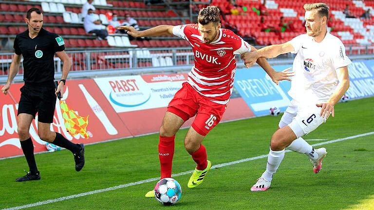 Hat internationales Interesse geweckt: Kickers-Angreifer Luca Pfeiffer (links), hier im Zweikampf mit Aues Florian Ballas Hat internationales Interesse geweckt: Kickers-Angreifer Luca Pfeiffer (links), hier im Zweikampf mit Aues Florian Ballas