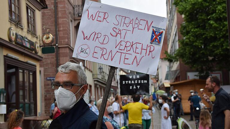 Ein Protestplakat gegen den Bau der geplanten B26n, aufgenommen bei einer Demo in Lohr Mitte des Jahres. Ein Protestplakat gegen den Bau der geplanten B26n, aufgenommen bei einer Demo in Lohr Mitte des Jahres.