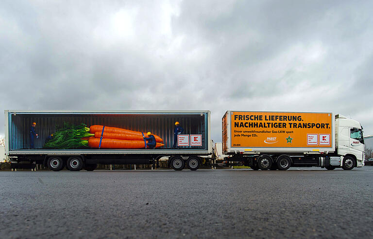 Sattelzugmaschine mit Sattelauflieger bringen eine Länge von 25,25 Meter zustande. Das Gewicht von 44 Tonnen verteilt sich auf sieben Achsen. Für einen Lang-Lkw gelten spezielle Auflagen. Sattelzugmaschine mit Sattelauflieger bringen eine Länge von 25,25 Meter zustande. Das Gewicht von 44 Tonnen verteilt sich auf sieben Achsen. Für einen Lang-Lkw gelten spezielle Auflagen. 